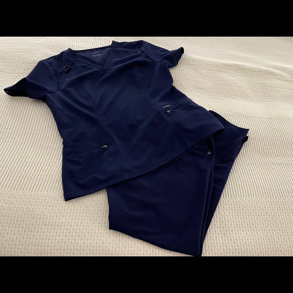 Jaanuu Scrub Set